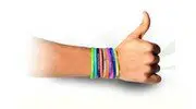 mano con pollice in su che indossa i braccialetti con lo stato di facebook